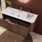 Rundes hängendes Badezimmermöbel 120 cm aus Dunkeleiche mit Riffelfront und mattweißem Solid-Surface-Waschtisch