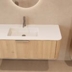 Rundes hängendes Badezimmermöbel 120 cm aus Natureiche mit Glattfront und mattweißem Solid-Surface-Waschtisch