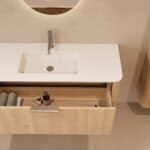 Rundes hängendes Badezimmermöbel 120 cm aus Natureiche mit Glattfront und mattweißem Solid-Surface-Waschtisch
