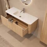Rundes hängendes Badezimmermöbel 120 cm aus Natureiche mit Glattfront und mattweißem Solid-Surface-Waschtisch