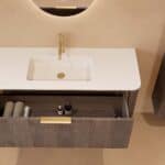 Rundes hängendes Badezimmermöbel 120 cm aus Dunkeleiche mit Glattfront und mattweißem Solid-Surface-Waschtisch