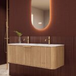 Rundes hängendes Badmöbel 120 cm aus Natureiche mit Riffelfront und mattweißem Solid-Surface-Doppelwaschtisch