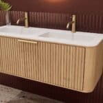 Rundes hängendes Badmöbel 120 cm aus Natureiche mit Riffelfront und mattweißem Solid-Surface-Doppelwaschtisch