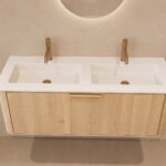 Rundes hängendes Badmöbel 120 cm aus Natureiche mit Glattfront und mattweißem Solid-Surface-Doppelwaschtisch