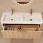 Rundes hängendes Badmöbel 120 cm aus Natureiche mit Glattfront und mattweißem Solid-Surface-Doppelwaschtisch