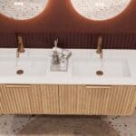 Rundes hängendes Badezimmermöbel 140 cm aus Natureiche mit Riffelfront und mattweißem Solid-Surface-Doppelwaschtisch