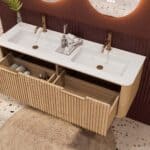 Rundes hängendes Badezimmermöbel 140 cm aus Natureiche mit Riffelfront und mattweißem Solid-Surface-Doppelwaschtisch