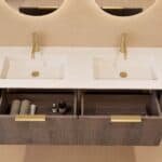 Rundes hängendes Badezimmermöbel 140 cm aus Dunkeleiche mit Glattfront und mattweißem Solid-Surface-Doppelwaschtisch