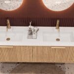 Rundes hängendes Badezimmermöbel 160 cm aus Natureiche mit Riffelfront und mattweißem Solid-Surface-Doppelwaschtisch