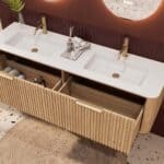 Rundes hängendes Badezimmermöbel 160 cm aus Natureiche mit Riffelfront und mattweißem Solid-Surface-Doppelwaschtisch