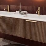Rundes hängendes Badezimmermöbel 160 cm aus Dunkeleiche mit Riffelfront und mattweißem Solid-Surface-Doppelwaschtisch