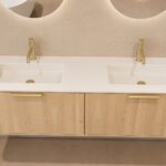 Rundes hängendes Badezimmermöbel 160 cm aus Natureiche mit Glattfront und mattweißem Solid-Surface-Doppelwaschtisch