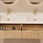 Rundes hängendes Badezimmermöbel 160 cm aus Natureiche mit Glattfront und mattweißem Solid-Surface-Doppelwaschtisch