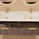 Rundes hängendes Badezimmermöbel 160 cm aus Dunkeleiche mit Glattfront und mattweißem Solid-Surface-Doppelwaschtisch