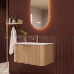 Rundes hängendes Badezimmermöbel 80 cm aus Natureiche mit Riffelfront und mattweißem Solid-Surface-Waschtisch