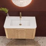 Rundes hängendes Badezimmermöbel 80 cm aus Natureiche mit Riffelfront und mattweißem Solid-Surface-Waschtisch