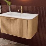 Rundes hängendes Badezimmermöbel 80 cm aus Natureiche mit Riffelfront und mattweißem Solid-Surface-Waschtisch