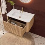 Rundes hängendes Badezimmermöbel 80 cm aus Natureiche mit Riffelfront und mattweißem Solid-Surface-Waschtisch