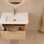 Rundes hängendes Badezimmermöbel 80 cm aus Natureiche mit Glattfront und mattweißem Solid-Surface-Waschtisch