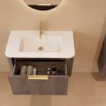 Rundes hängendes Badezimmermöbel 80 cm aus Dunkeleiche mit Glattfront und mattweißem Solid-Surface-Waschtisch