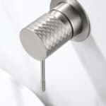 Moderne Waschtischarmatur Wandmontage in Gebürstetes Nickel, für die Montage über Waschtisch oder Aufsatzwaschbecken. Mit 5 Jahren Garantie und in 6 Farben erhältlich.