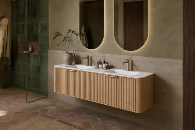 Rundes hängendes Badezimmermöbel 160 cm aus Natureiche mit Riffelfront und mattweißem Solid-Surface-Doppelwaschtisch