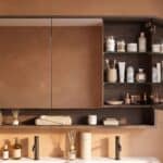 Spiegelschrank mit Regal, ausgestattet mit 2 Glasböden aus massiver, dunkler Eiche 120 cm.
