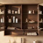 Spiegelschrank mit Regal, ausgestattet mit 2 Glasböden aus massiver, dunkler Eiche 80 cm.