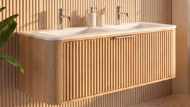 Rundes hängendes Badmöbel 120 cm aus Natureiche mit Riffelfront und mattweißem Solid-Surface-Doppelwaschtisch