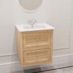 Modernes wandhängendes Badmöbel 60 cm aus Natureiche mit glatter Front und Keramikwaschtisch