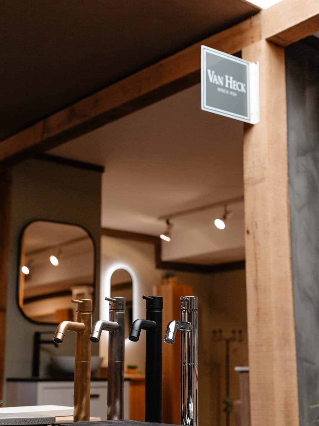 Durchblick in den Showroom mit freistehenden Armaturen und dem Van Heck-Schild
