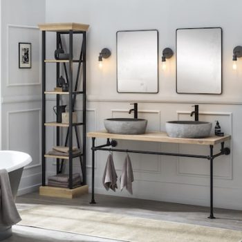 Industrielles Badezimmermöbel von 150 cm mit zwei Granitwaschbecken, zwei schwarzen Spiegeln und einem Säulen-Schrank aus schwarzem Eisen mit Eichenholz. Das robuste Design verleiht dem Badezimmer einen industriellen Look