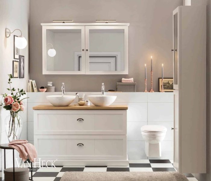 Elegantes Badmöbelset mit Spiegelschrank, der sowohl Stauraum als auch einen funktionalen Spiegel für das tägliche Badezimmerritual bietet.