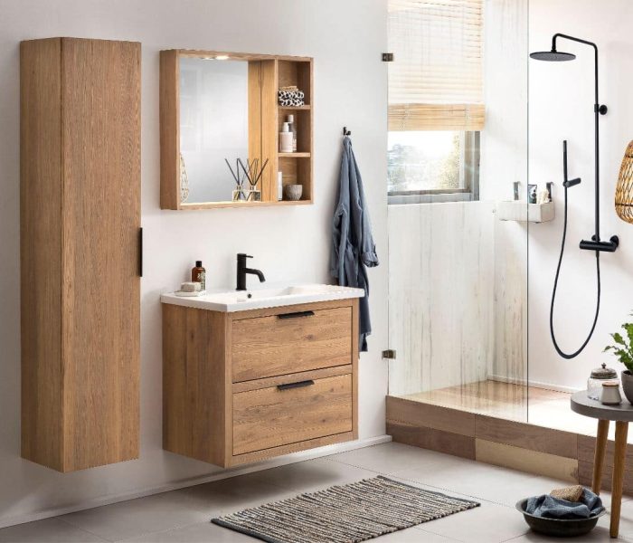 Komplettes Badmöbelset mit Waschtisch, Spiegelschrank, Hochschrank und Duschset für eine vollständige Badezimmereinrichtung.
